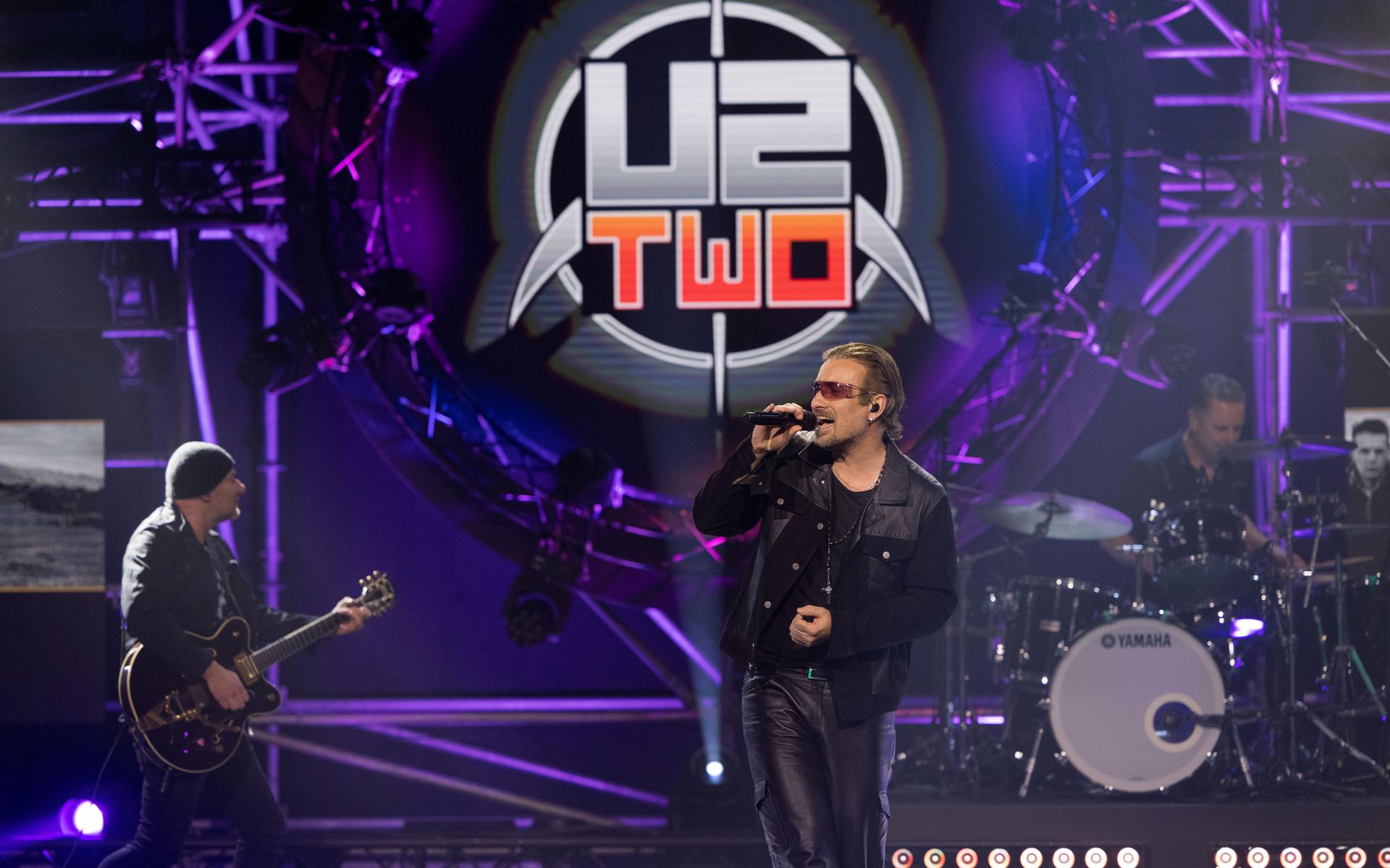 Sam Kramer uit Hallum staat als Bono met U2two in april drie keer in